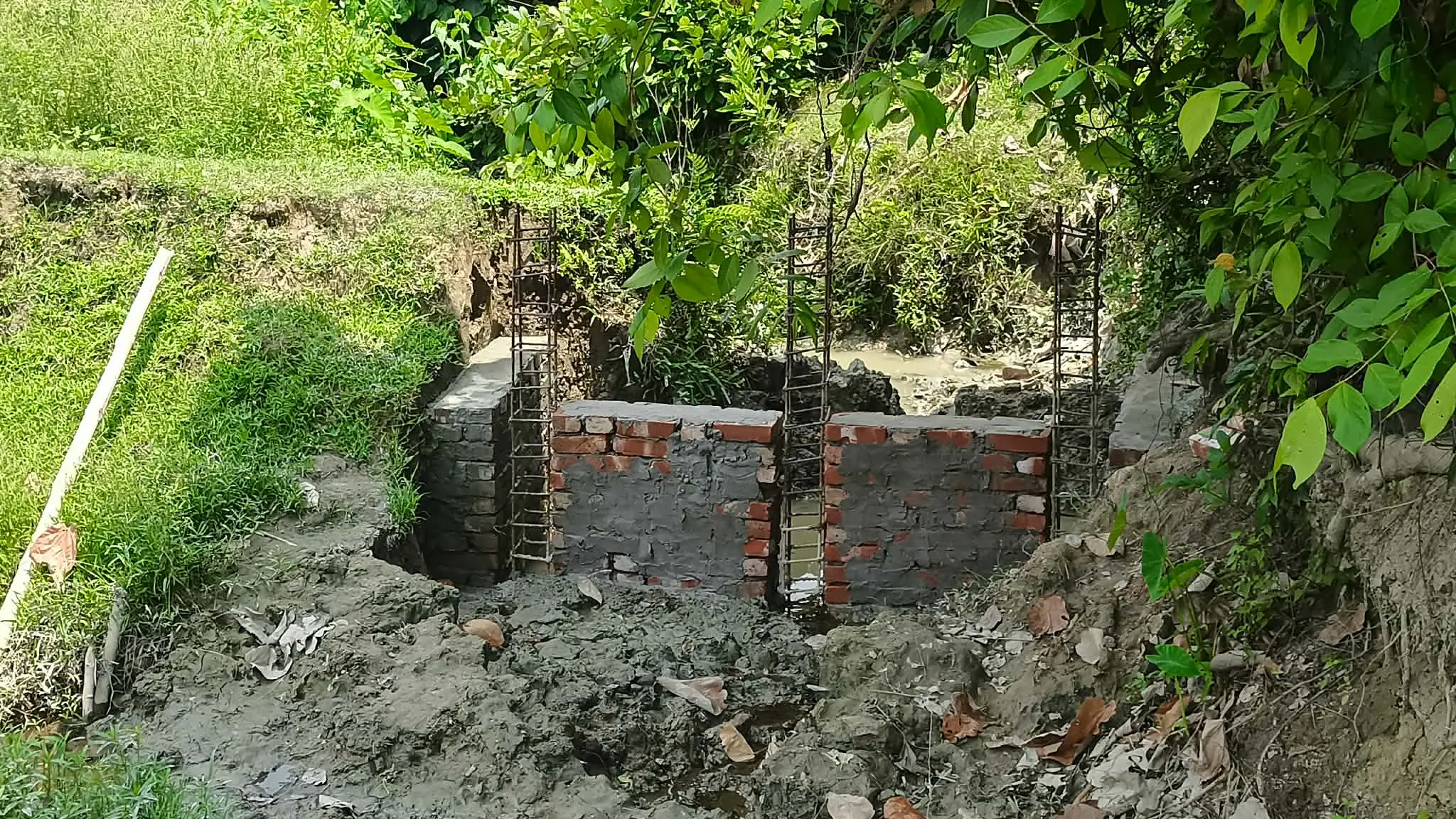 লামায় আদালতের আদেশ অমান্য করে স্থাপনা নির্মাণের অভিযোগ
