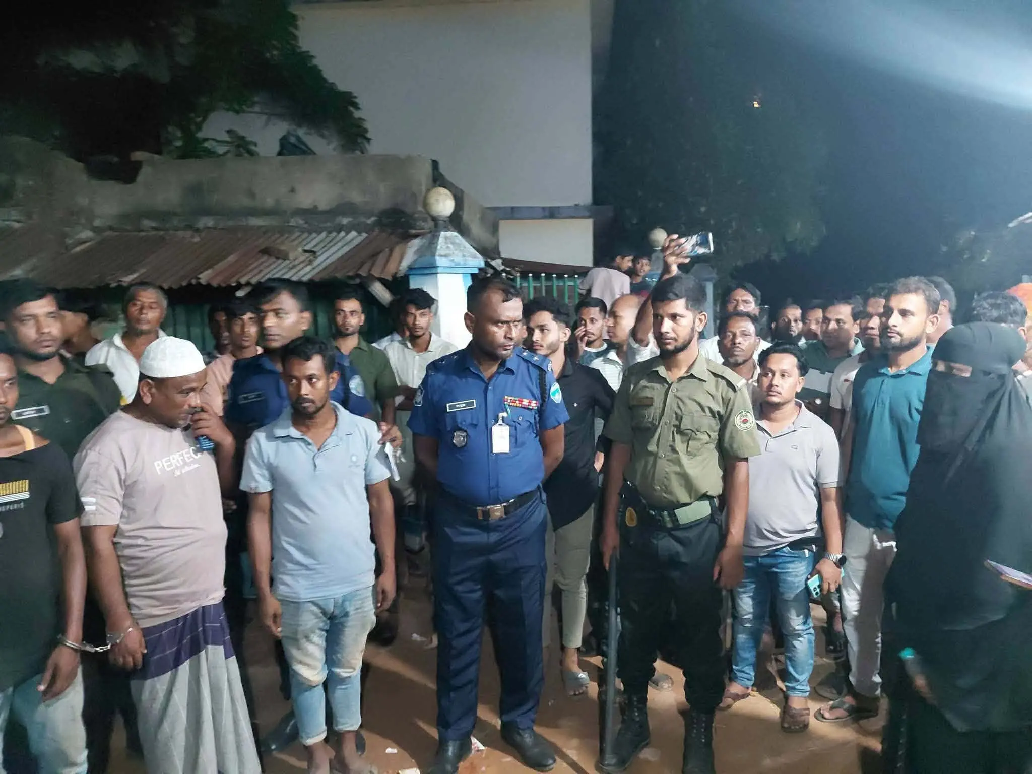সাতকানিয়ায় মাটি কাটার সরঞ্জামসহ ৩ জন আটক