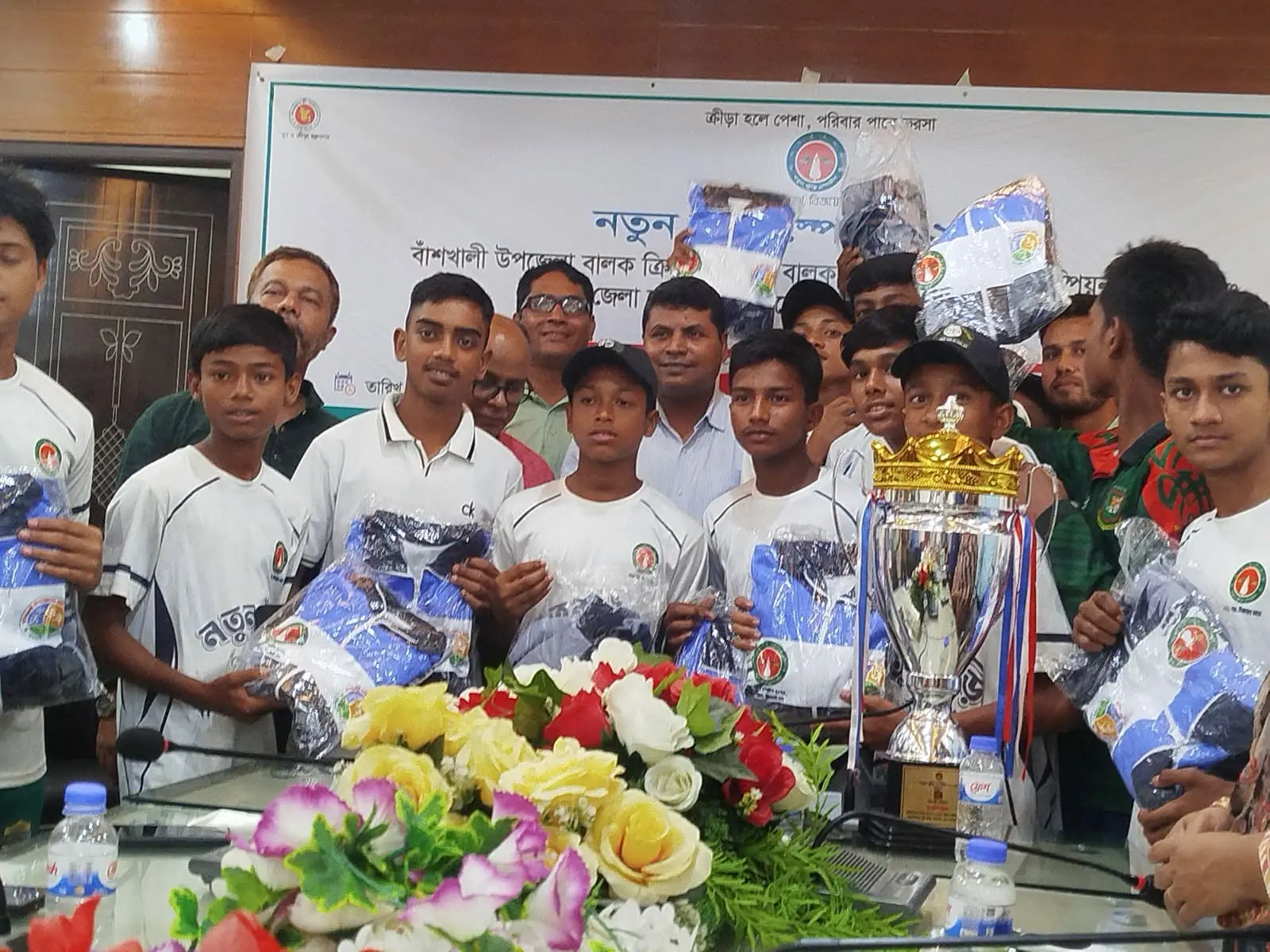 বাঁশখালীতে নতুন কুঁড়ি স্পোর্টসের ক্রিকেট ও কাবাডি দলকে সংবর্ধনা দিল উপজেলা প্রশাসন