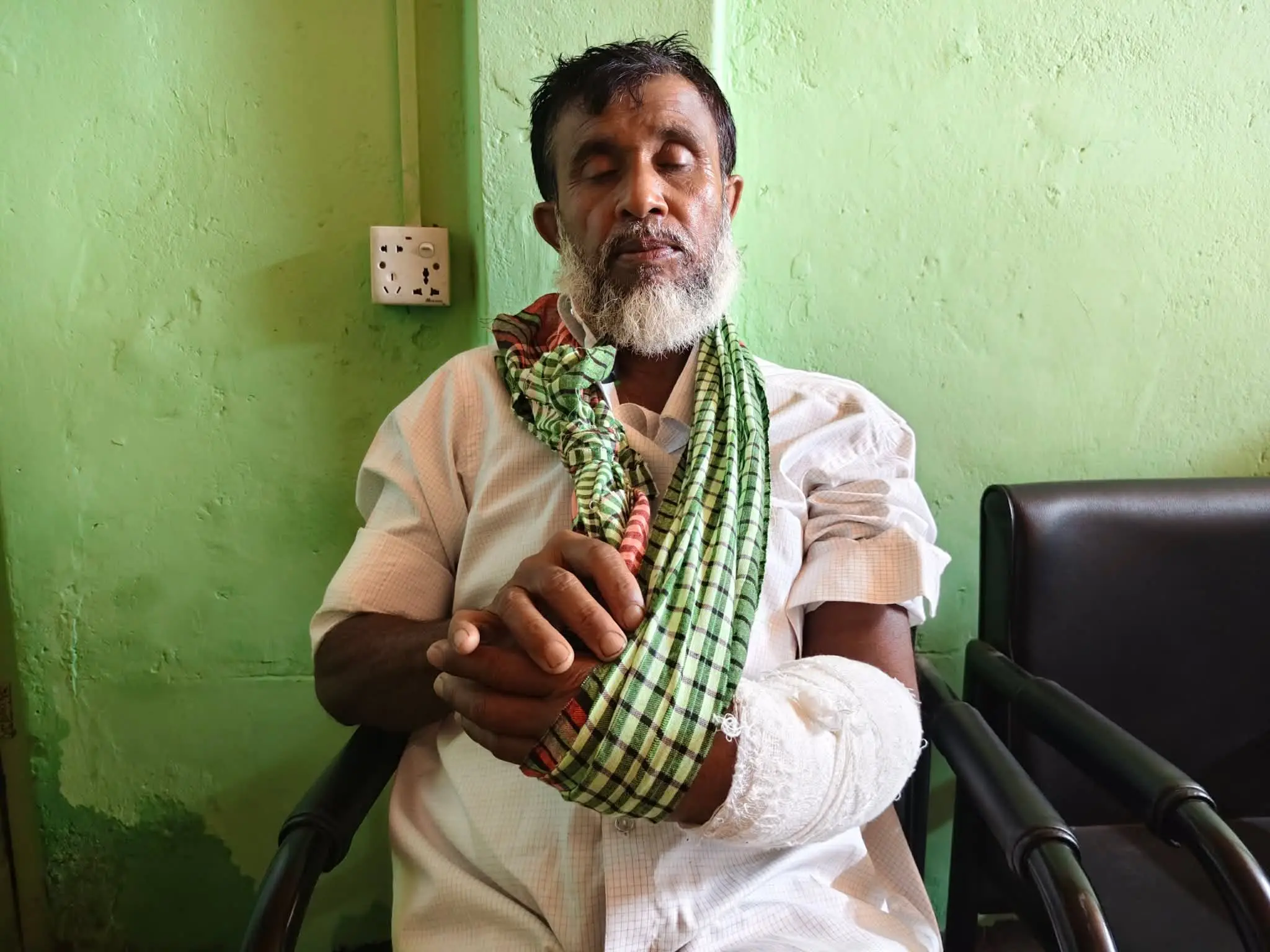 লামায় জমি বিরোধের জেরে বৃদ্ধের উপর বর্বরোচিত হামলা