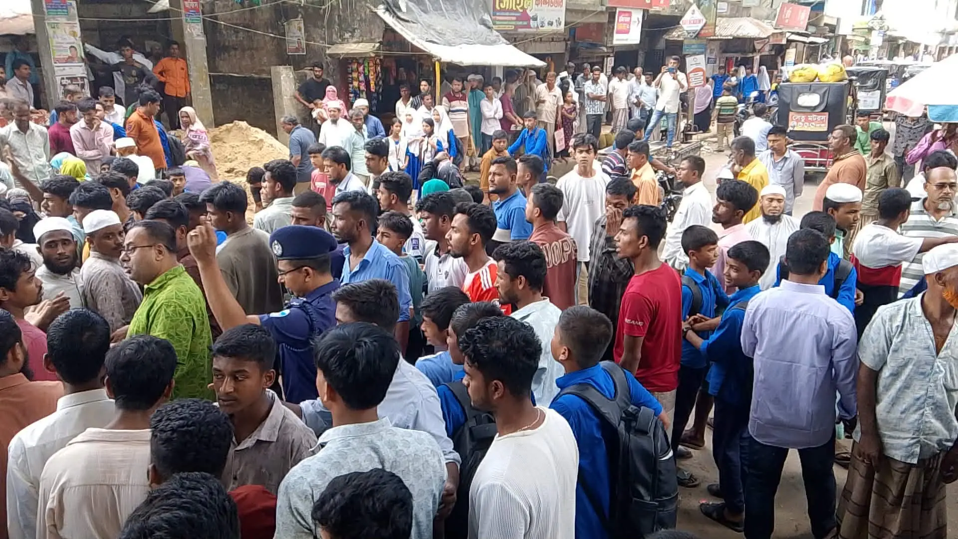 শিশুহত্যার বিচার ও ফাঁসির দাবিতে চকরিয়ায় আদালতের সামনে সড়ক অবরোধ, বিক্ষোভ