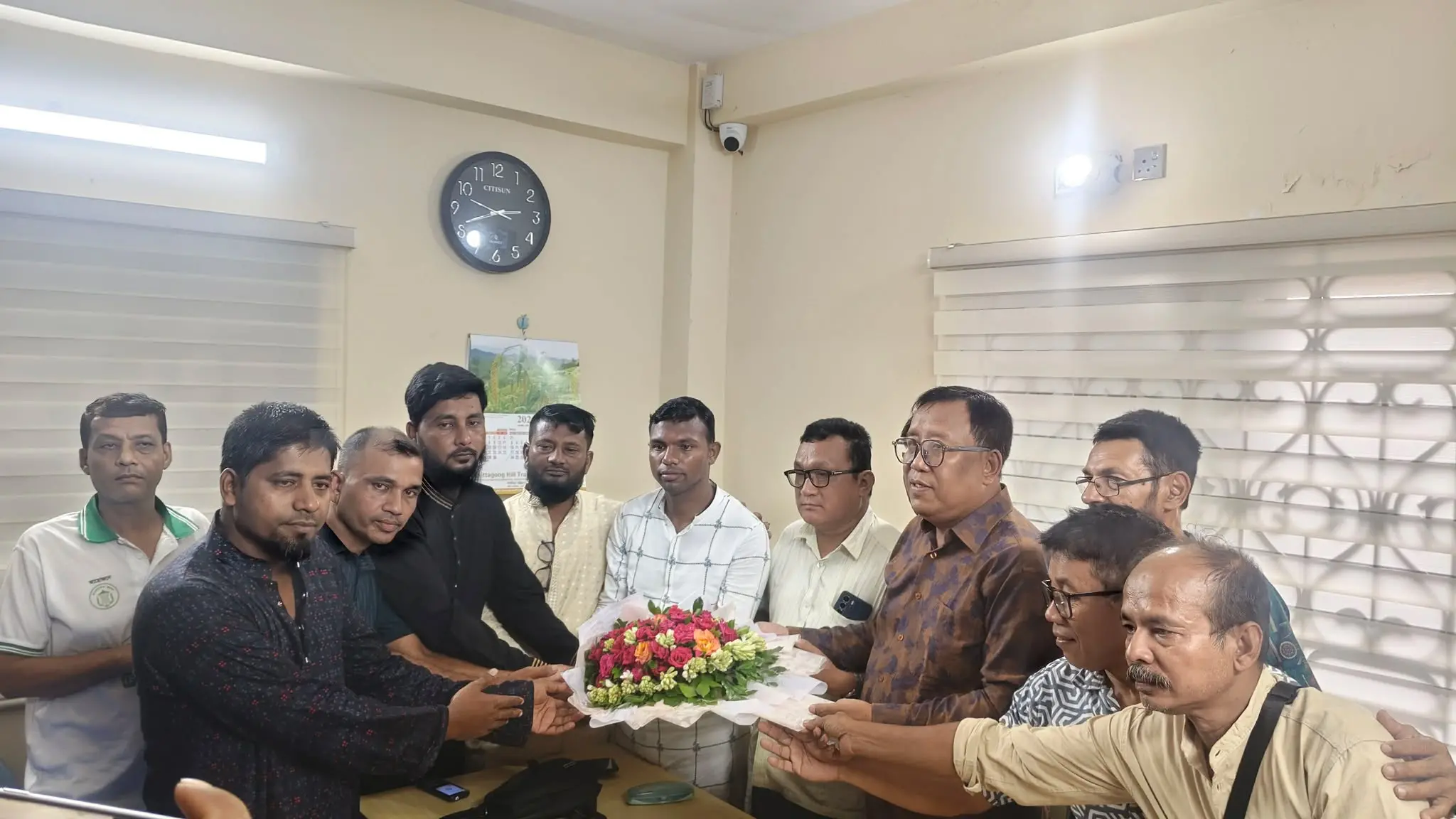 বান্দরবানে মাইক্রোবাস শ্রমিক ইউনিয়নের নতুন কমিটির সঙ্গে কেএস মংয়ের মতবিনিময়