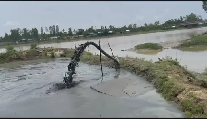 ৬ কিলোমিটারজুড়ে ৭ শ্যালো মেশিনে বালু উত্তোলন, হুমকিতে নবনির্মিত ৯ কোটি টাকার সড়ক