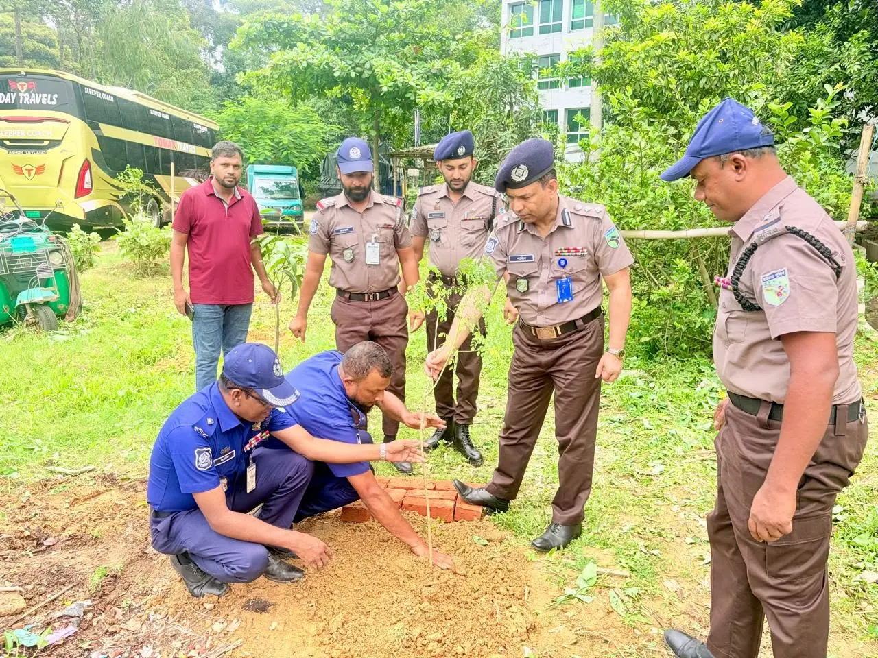 চিরিঙ্গা হাইওয়ে থানায় ফলজ ও ঔষধি গাছের চারা রোপণ