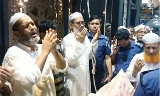 প্যারোলে মুক্তি পেয়ে মায়ের জানাজায় অংশ নিলেন পটিয়ার সাবেক মেয়র বাবুল