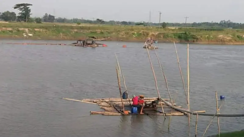 চকরিয়ার মাতামুহুরি নদীতে বালু লুটে যেন সর্বদলীয় ঐক্য, ৬ কিলোমিটারে ৬ অবৈধ বালুর ডিপো