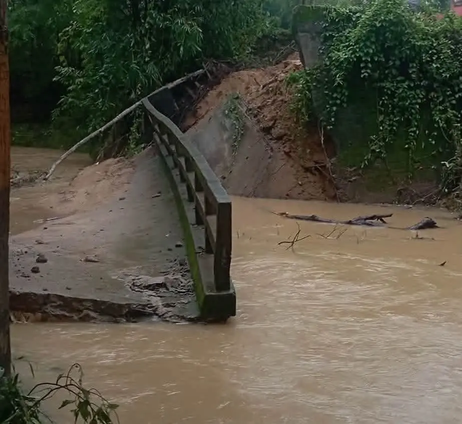নাইক্ষ্যংছড়িতে পাহাড়ধস ও সেতু ধস্ত, বরাদ্দ ১০ টন খাদ্যশস্য