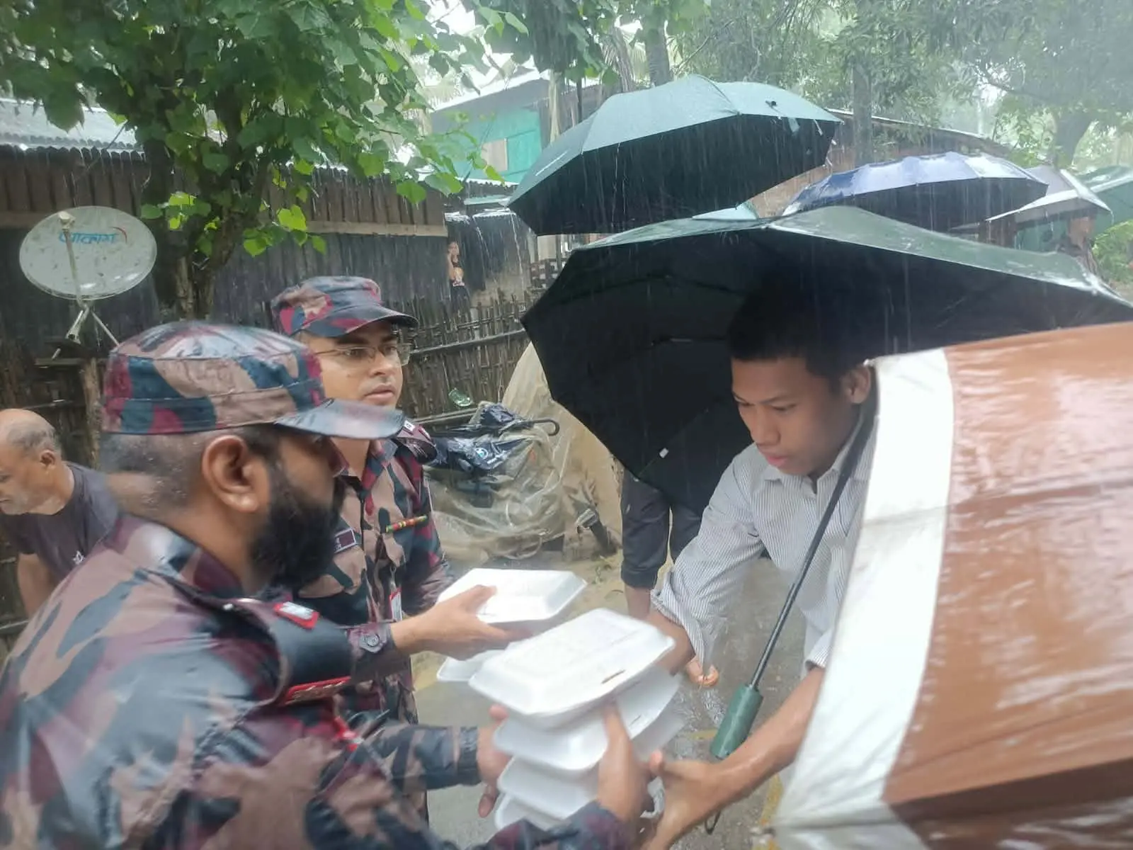 বান্দরবানের বন্যার্তদের খাদ্য সহায়তায় বিজিবি, শতাধিক পর্যটককে উদ্ধার