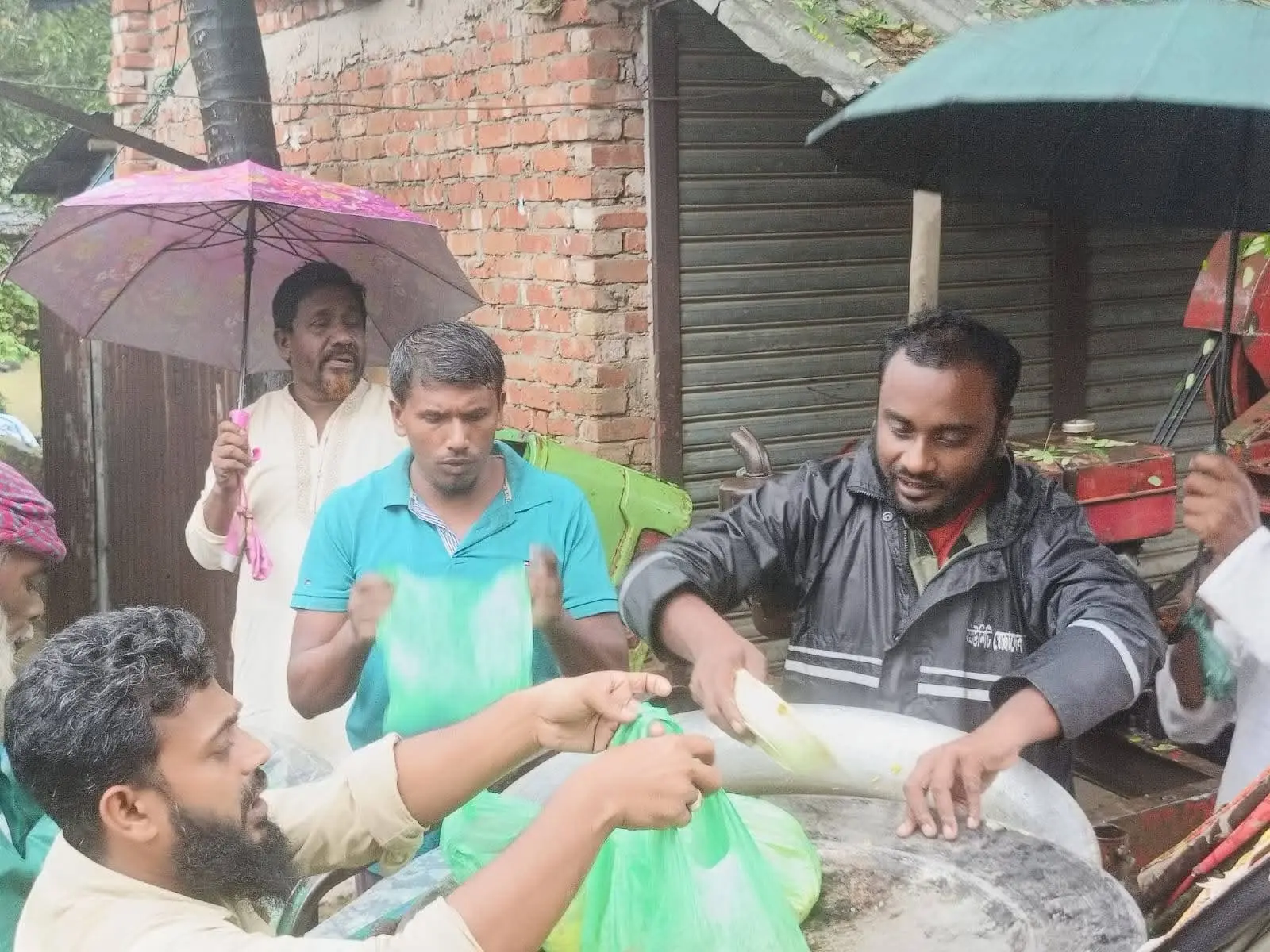 লামায় জামায়াতের উদ্যোগে পানিবন্দি মানুষের মাঝে চিকেন খিচুড়ি বিতরণ