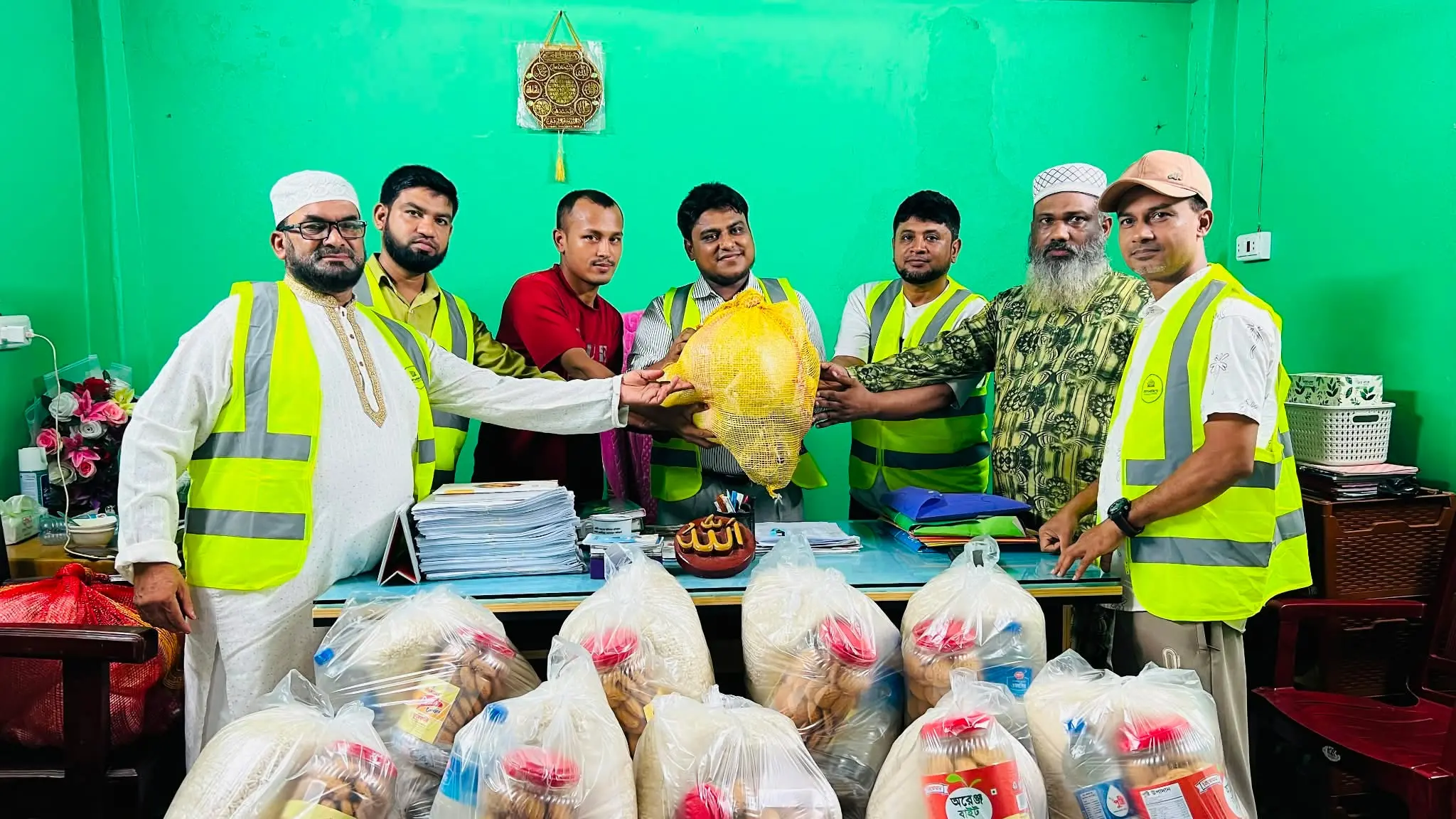 নাইক্ষ্যংছড়িতে জামায়াতে ইসলামীর ত্রাণ বিতরণ