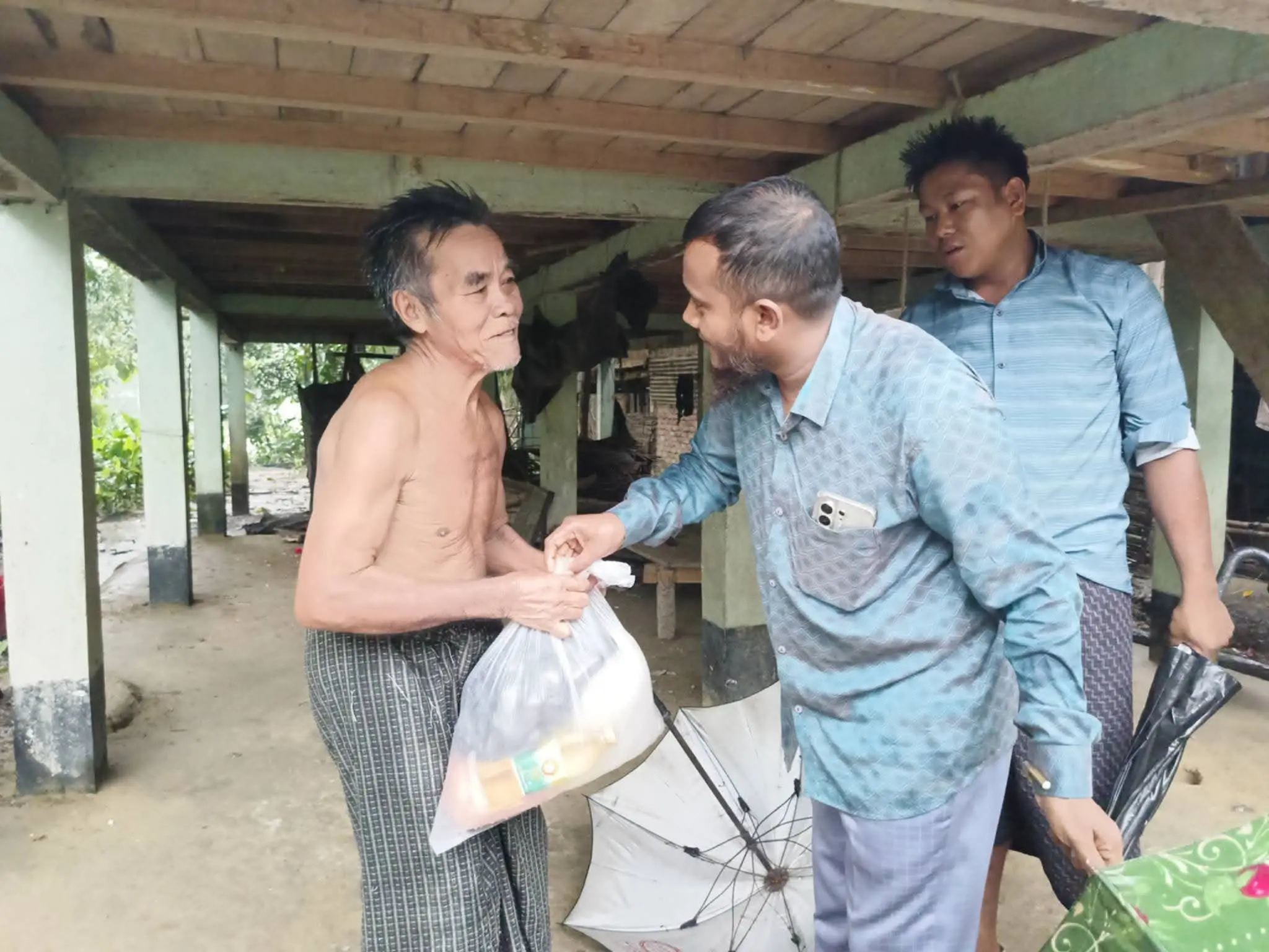 লামার ফাঁসিয়াখালীতে বন্যার্ত মানুষের পাশে ব্যবসায়ী নেজাম উদ্দিন কোম্পানি