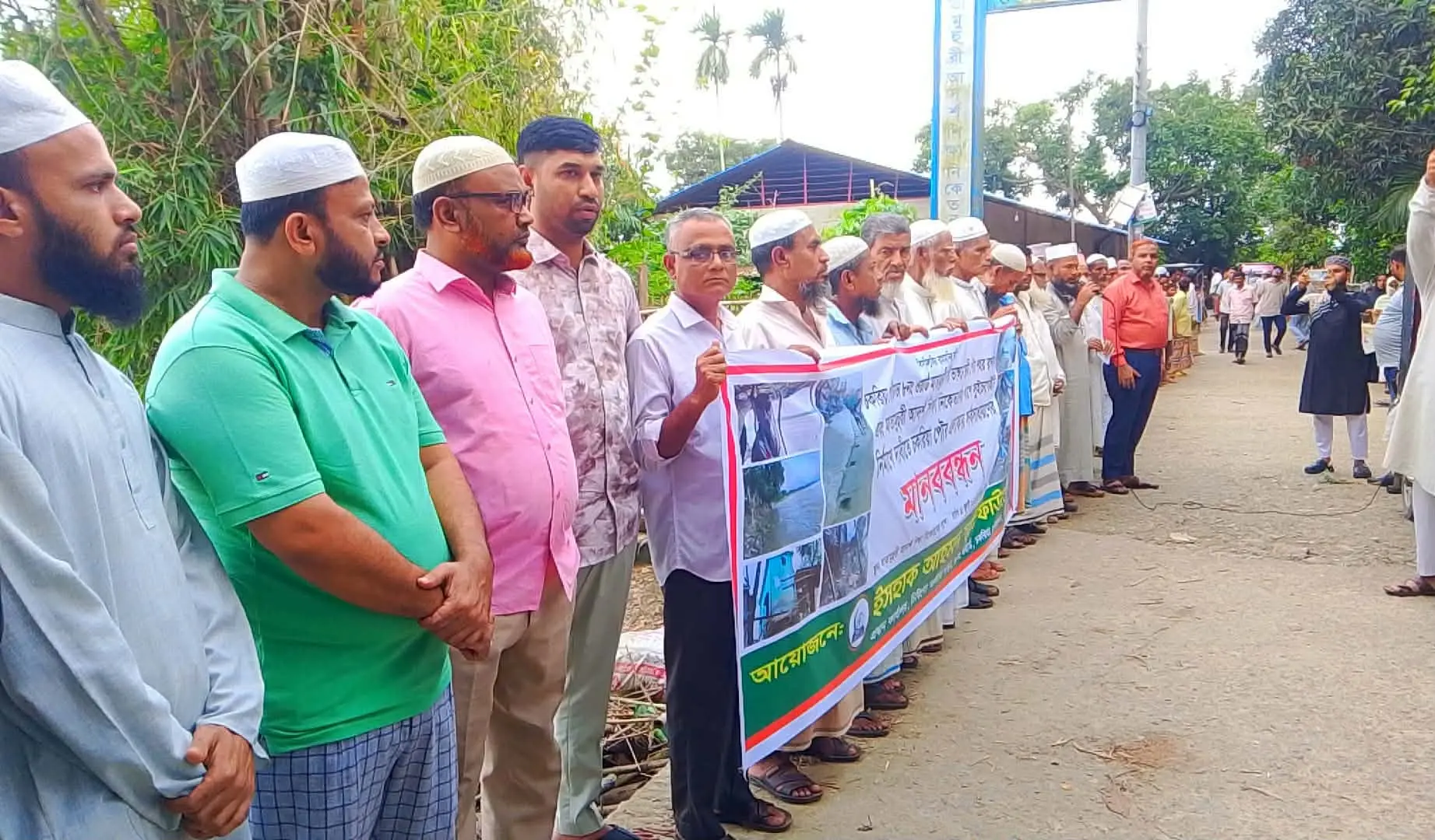 চকরিয়ায় শহর রক্ষা বাঁধ ও স্লুইসগেট নির্মাণের দাবিতে মানববন্ধন