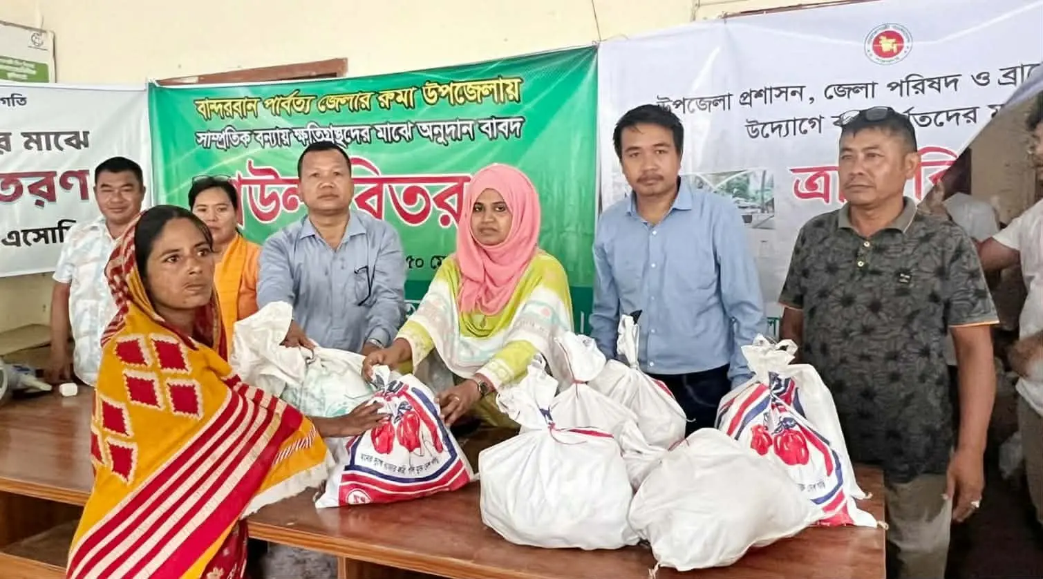 রুমার সাম্প্রতিক বন্যায় ক্ষতিগ্রস্ত ৫'শত পরিবার পেল ত্রাণ
