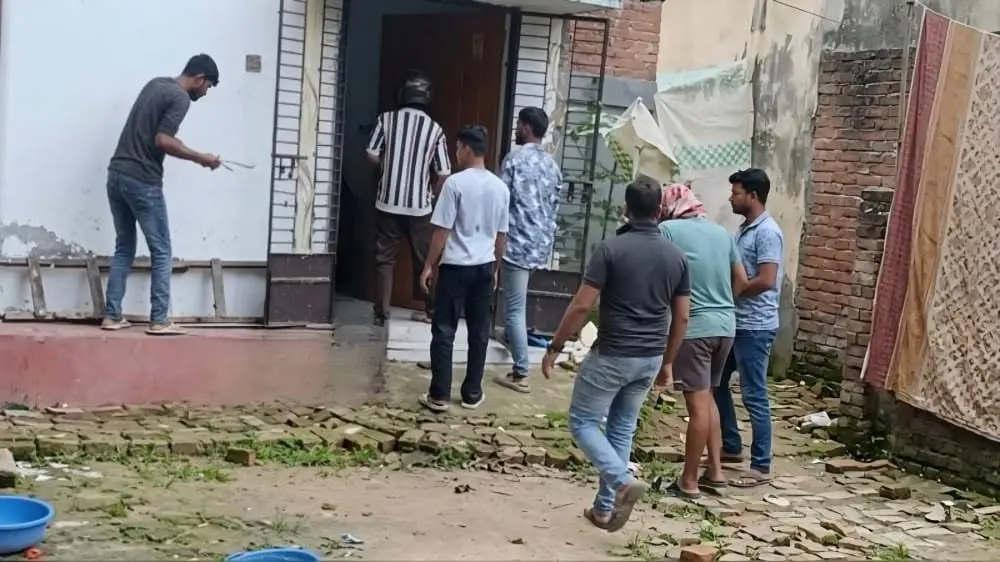 ফটিকছড়িতে ‘ফিল্মি স্টাইলে’ প্রবাসীর বাড়িতে হামলা, ভাঙচুর-লুটপাট!