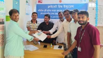 রামুতে সিআরআই সদস্যদের কৃষি ঝুঁকি বীমা প্রদান