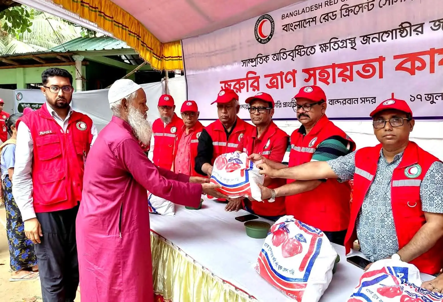 বান্দরবানে ২৫০ বন্যার্ত পরিবারের মাঝে ত্রাণ বিতরণ করলেন রেড ক্রিসেন্ট চেয়ারম্যান