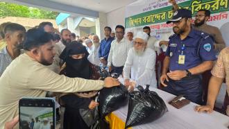 সাতকানিয়ায় বন্যার্তদের মাঝে ত্রাণ বিতরণ করলেন শাহজাহান চৌধুরী এমপি