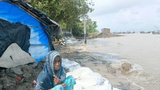 ভাঙা বেড়িবাঁধে কুতুবদিয়ার দীর্ঘশ্বাস: প্রতিটি জোয়ারে তলিয়ে যাচ্ছে ঘরবাড়ি, স্থায়ী সমাধানের অপেক্ষায় কুতুবদিয়াবাসী