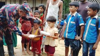 নাইক্ষ্যংছড়িতে বিজিবির ত্রাণ সহায়তা অব্যাহত, এবার পেল ২০০ শিশু