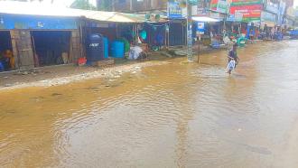 টানা ৭ দিন ধরে চকরিয়া পৌর শহরের মহাসড়কের পাশে হাঁটু পানি, ভোগান্তিতে সাধারণ মানুষ