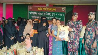 নাইক্ষ্যংছড়িতে বিজিবির ত্রাণ সহায়তা পেল বন্যা কবলিত ৬০ পরিবার