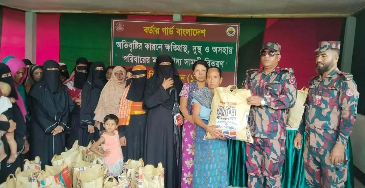 নাইক্ষ্যংছড়িতে বিজিবির ত্রাণ সহায়তা পেল বন্যা কবলিত ৬০ পরিবার