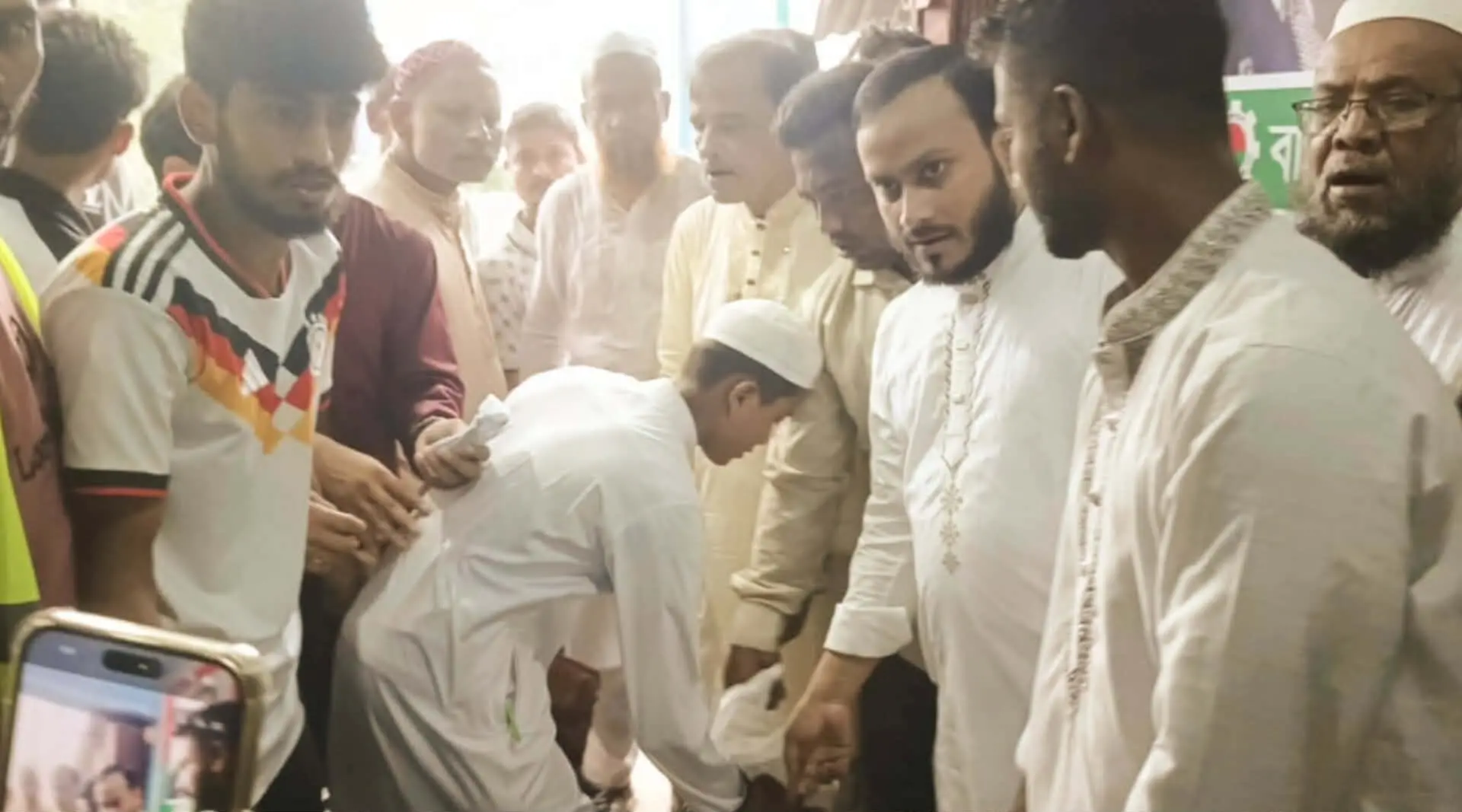 চকরিয়ায় বিএনপি নেতা মামুনের অর্থায়নে টানা চতুর্থ দফায় ত্রাণ বিতরণ