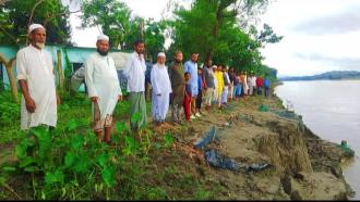 মানিকপুরে নদীভাঙন রোধ ও পুরাতন জামে মসজিদ-কবরস্থান রক্ষার দাবিতে মানববন্ধন