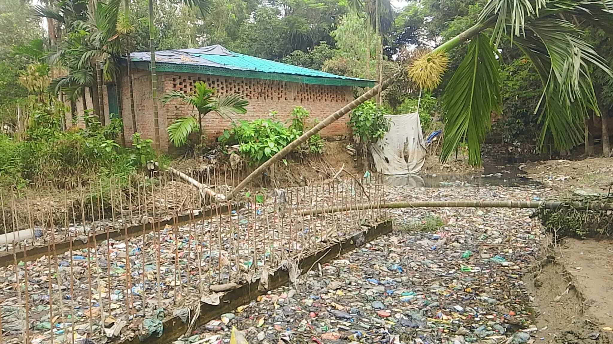 চকরিয়ায় নির্মাণাধীন ড্রেনে বসতভিটা বিলীন, ভাঙ্গণের ঝুঁকিতে একাধিক বাড়ি-ঘর