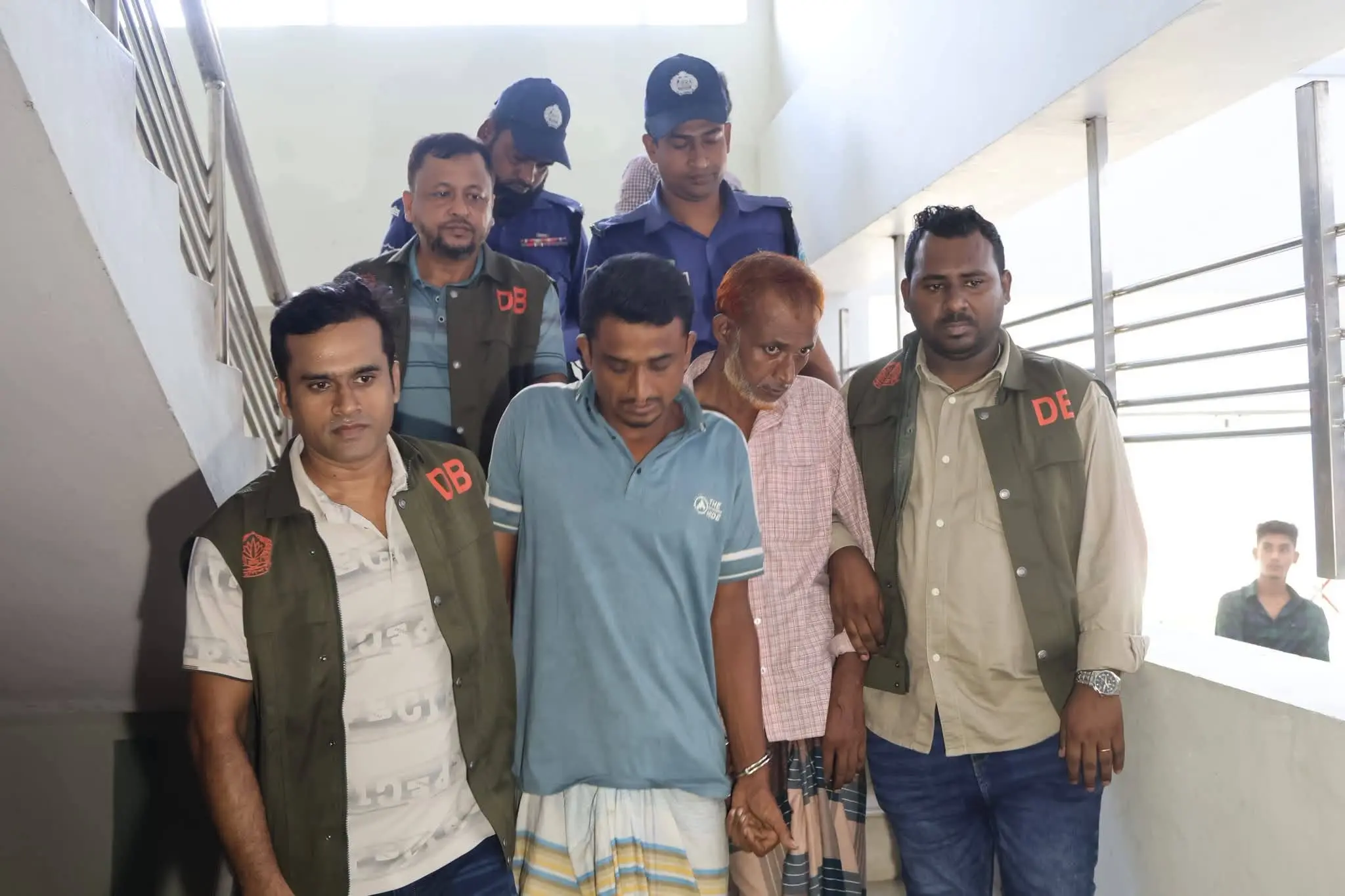 জেলা ডিবি পুলিশের অভিযানে পটিয়ার দুর্গম পাহাড়ি এলাকা থেকে দুই আসামি গ্রেপ্তার