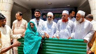 বন্যায় গৃহহীন পরিবারের পাশে জামায়াত, সাতকানিয়ায় ঢেউটিন বিতরণ করলেন শাহজাহান চৌধুরী এমপি