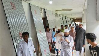 বাঁশখালীর সরল ইউনিয়নে মাওলানা হাবীব উল্লাহ (রহ.) ফাউন্ডেশনের উদ্যোগে ঢেউটিন বিতরণ