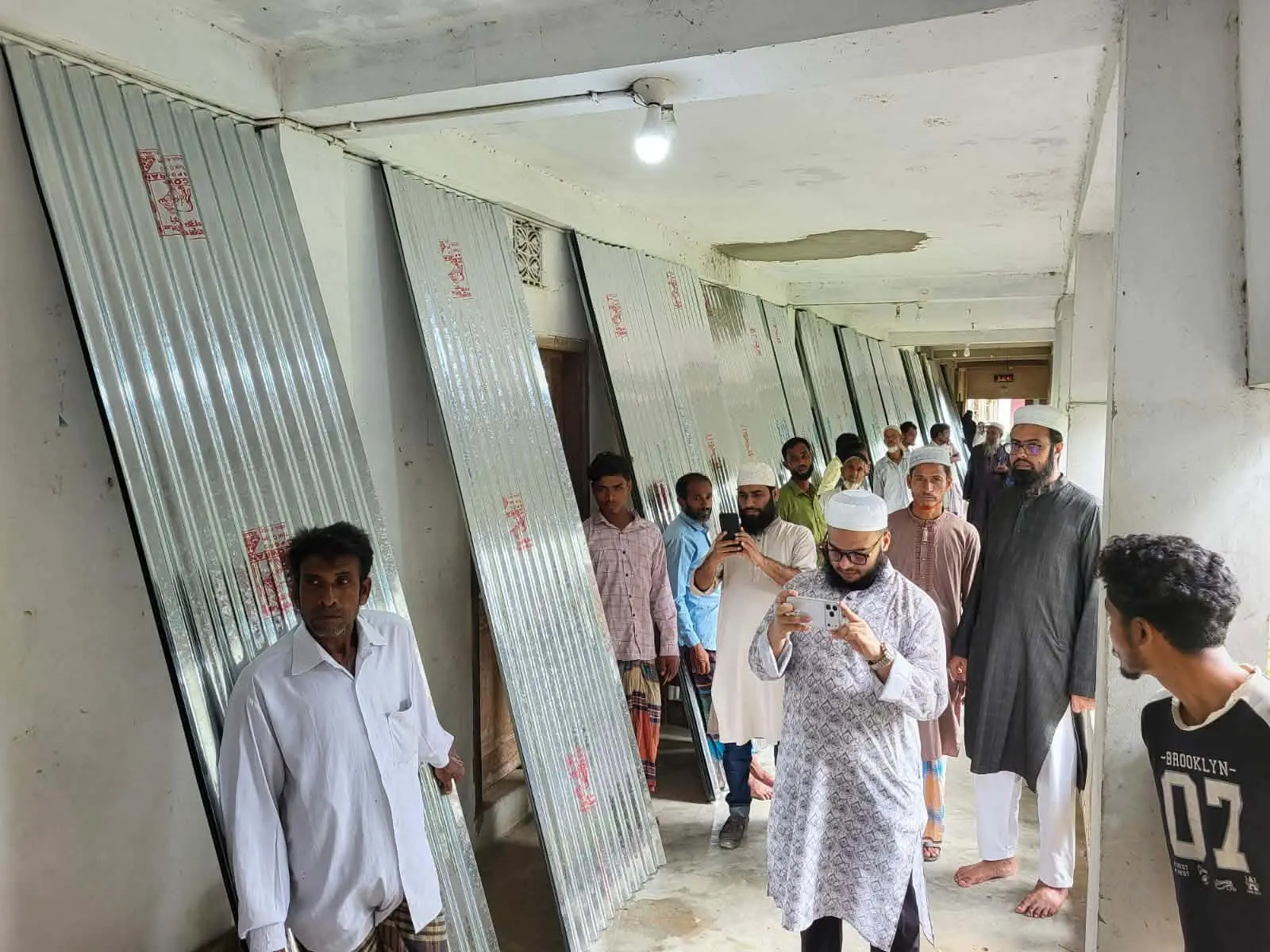 বাঁশখালীর সরল ইউনিয়নে মাওলানা হাবীব উল্লাহ (রহ.) ফাউন্ডেশনের উদ্যোগে ঢেউটিন বিতরণ