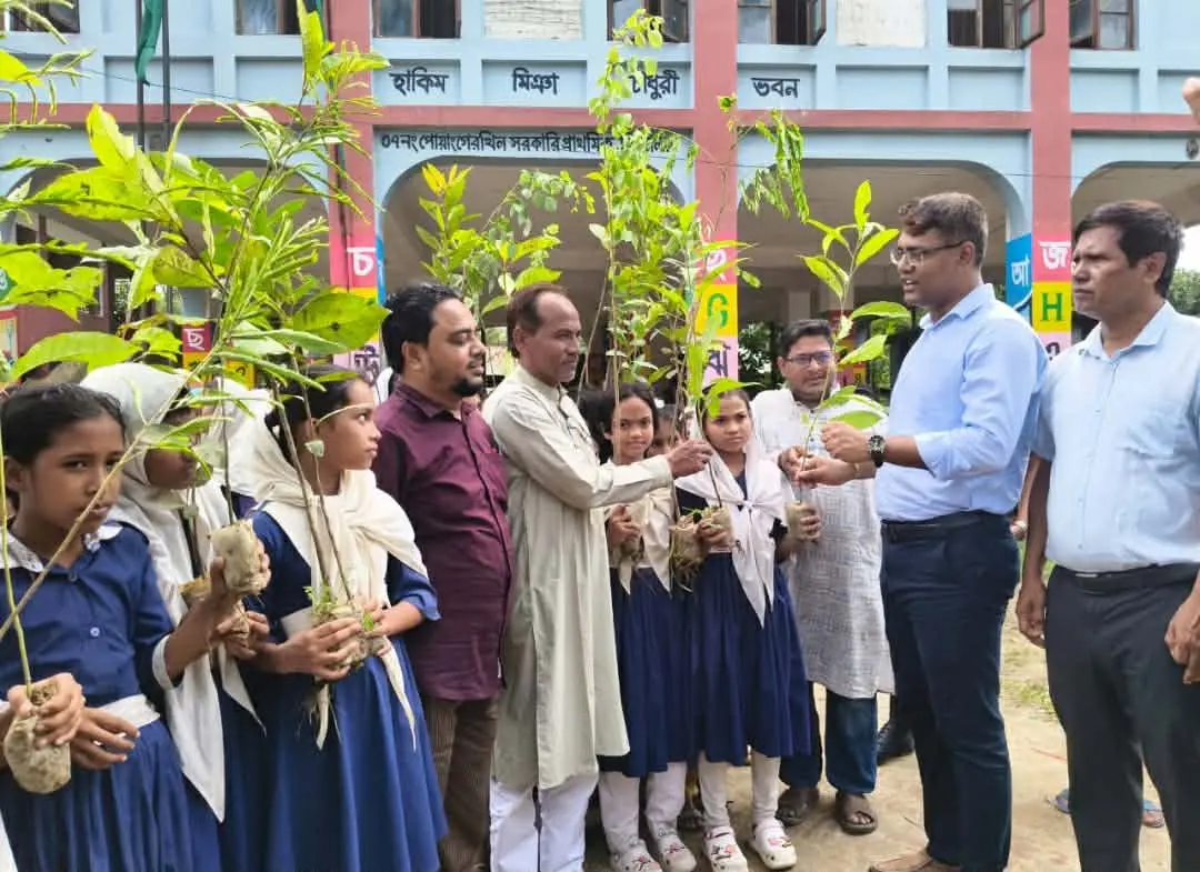 রামুর গর্জনিয়ার পোয়াঙ্গেরখিল সরকারি প্রাথমিক বিদ্যালয়ে শিক্ষার্থীদের মাঝে চারা বিতরণ করলেন ইউএনও জিল্লুর রহমান
