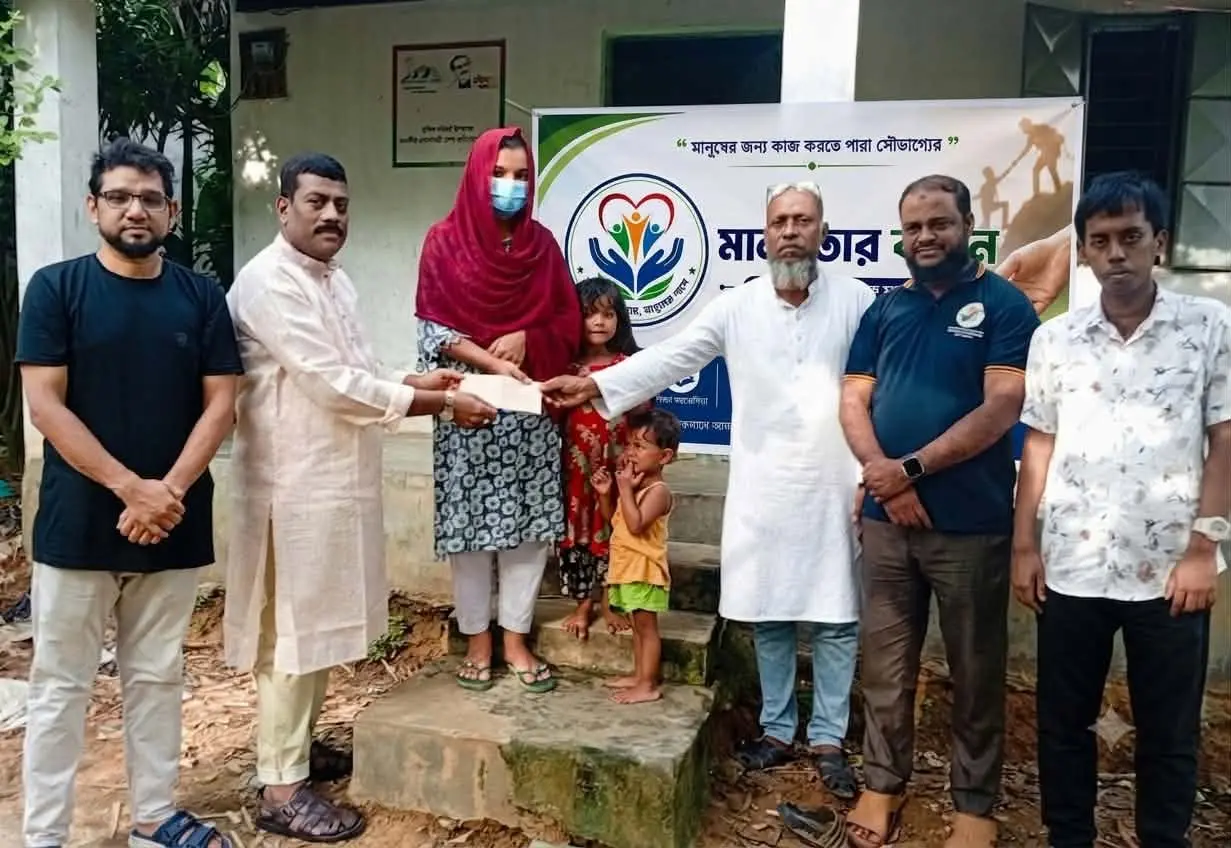 পটিয়ায় 'মানবতার বন্ধন'-এর পক্ষ থেকে ইসরাফিলের পরিবারকে অর্থসহায়তা