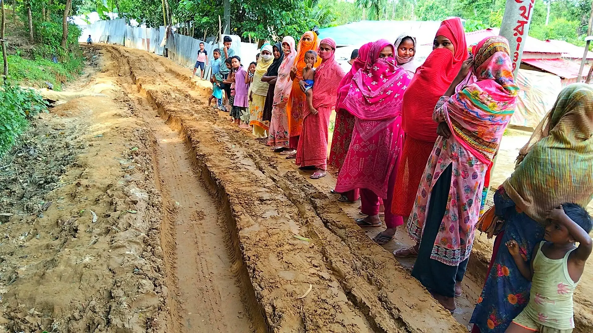অবৈধ বালু পরিবহনে সড়কের বেহাল দশা, গাড়ি চলাচল বন্ধ ও সড়ক মেরামতের দাবিতে মানববন্ধন
