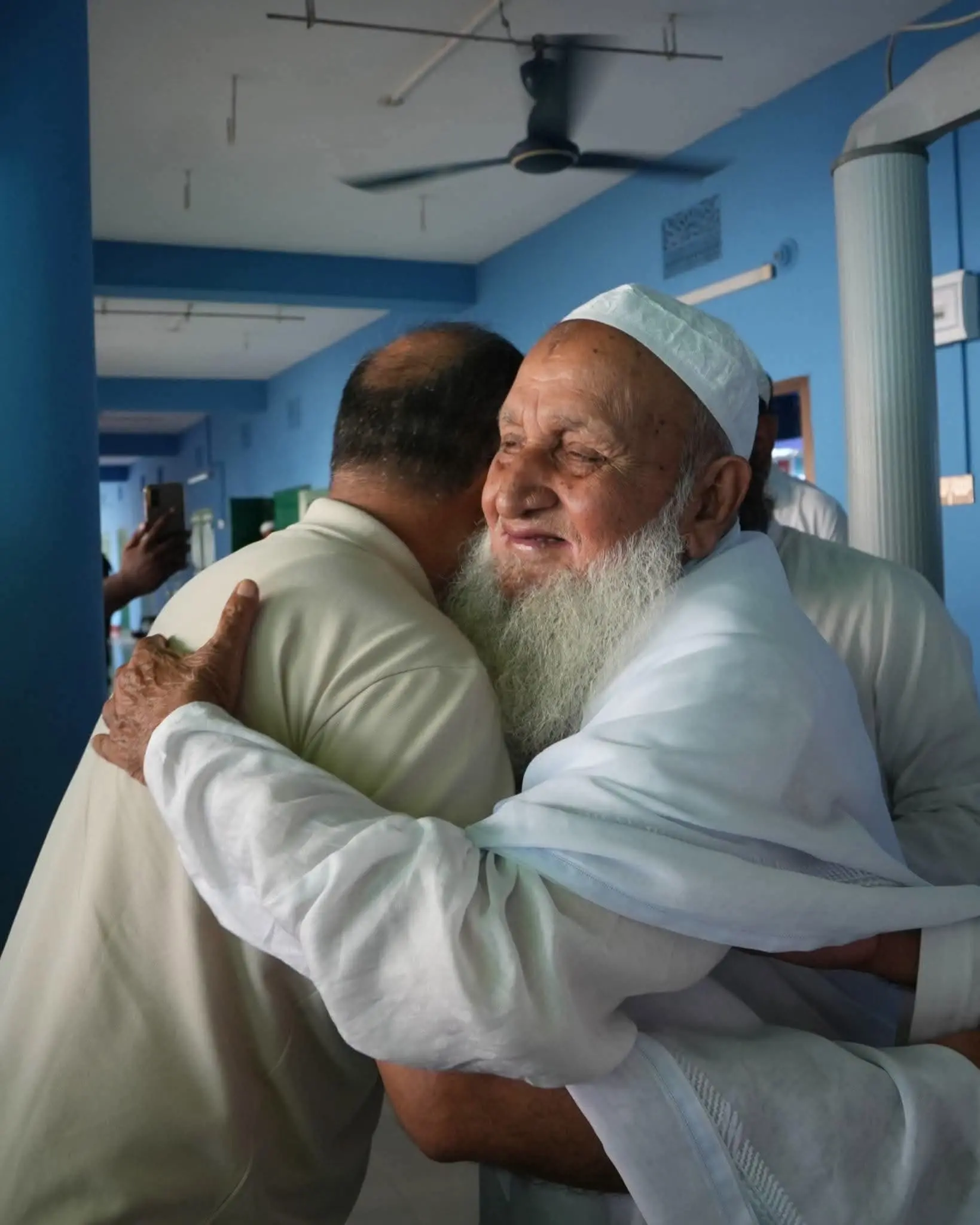 বাবুনগরীকে বুকে জড়িয়ে ধরলেন তারেক রহমান, আবেগাপ্লুত হয়ে কাঁদলেন হেফাজত আমির