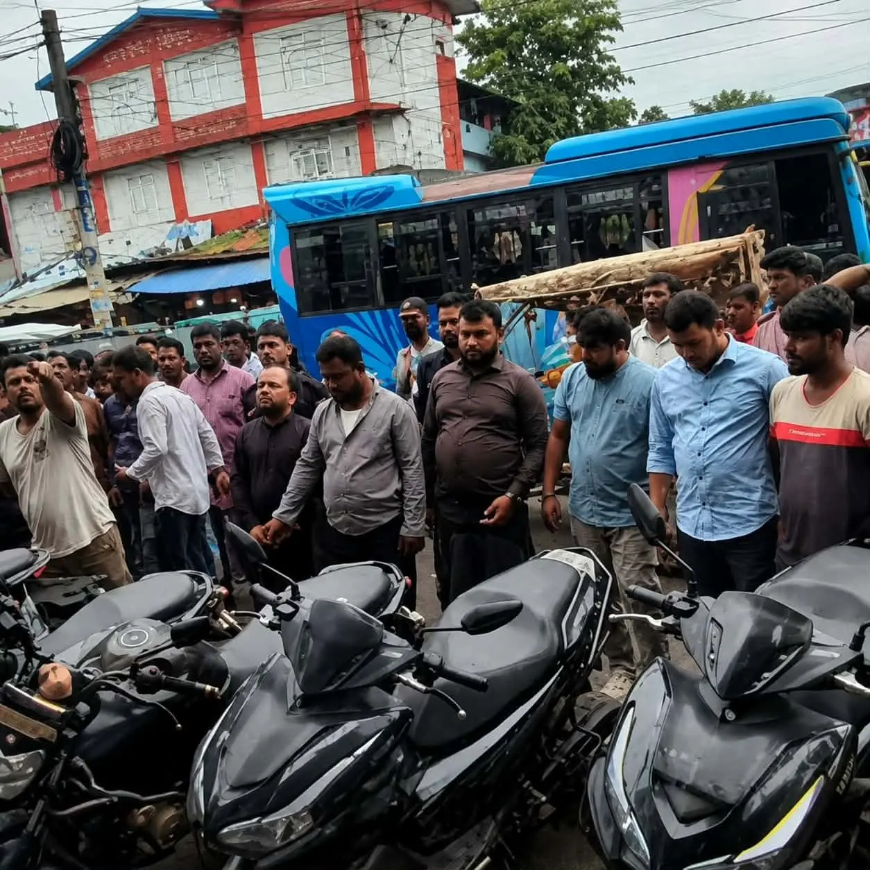 পটিয়ায় র‍্যাবের অভিযান: এক লাখ ইয়াবাসহ মোটরসাইকেল গ্যাংয়ের ৬ সদস্য আটক