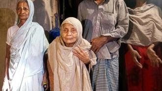 পটিয়ায় জলাবদ্ধতায় একমাত্র ঠিকানা হারিয়ে নির্বাক অপু বিশ্বাস: মাটির ঘর ভেঙে বিলীন, প্লাস্টিকের বিছানায় রাত কাটছে রিকশাচালক ও বৃদ্ধ মায়ের