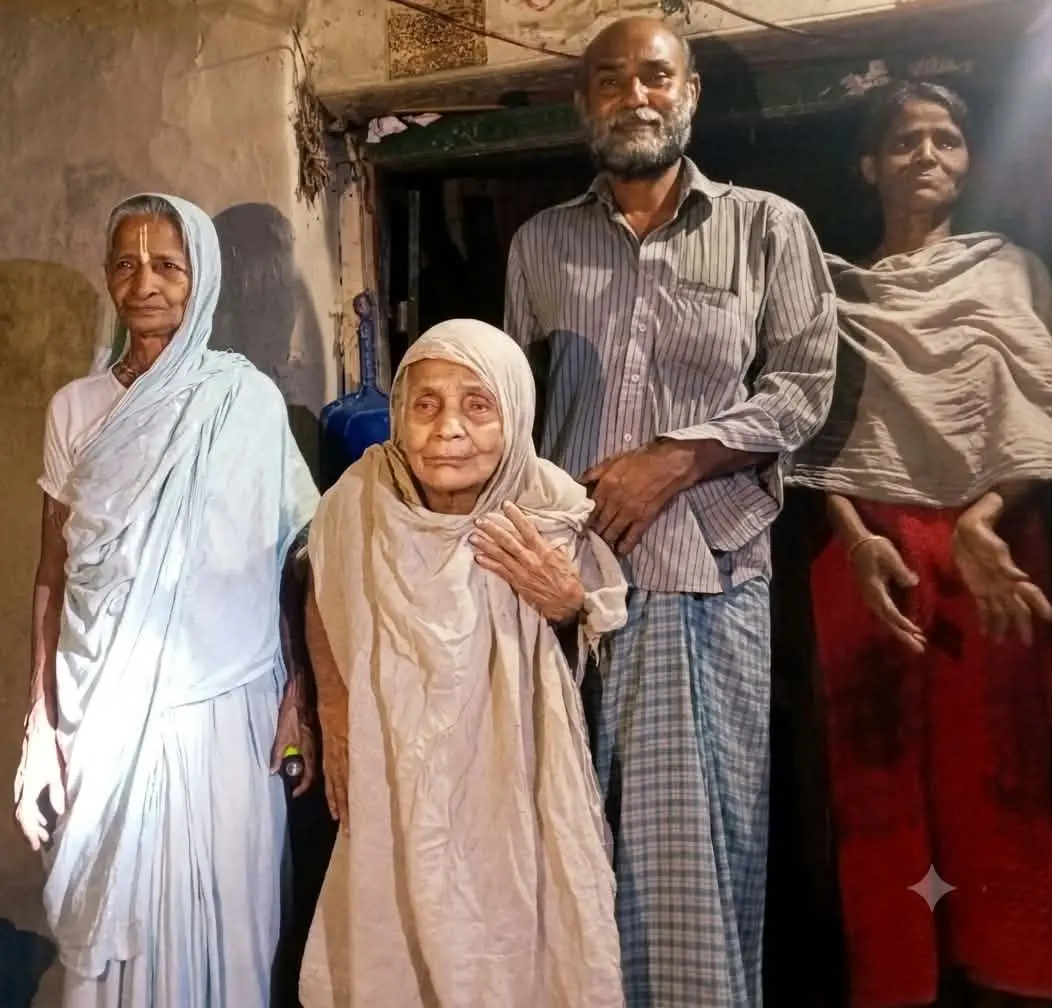 পটিয়ায় জলাবদ্ধতায় একমাত্র ঠিকানা হারিয়ে নির্বাক অপু বিশ্বাস: মাটির ঘর ভেঙে বিলীন, প্লাস্টিকের বিছানায় রাত কাটছে রিকশাচালক ও বৃদ্ধ মায়ের