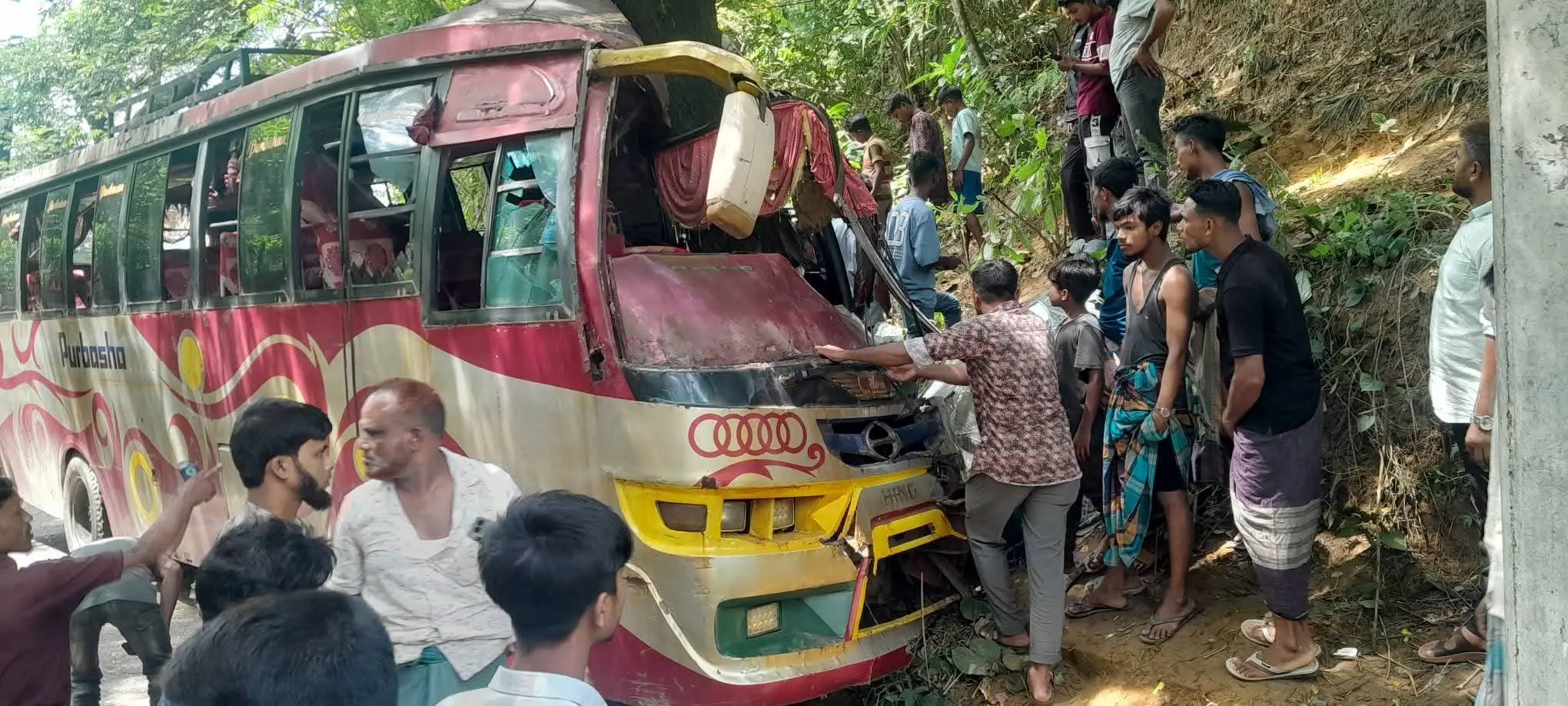 আলীকদমে বাস দুর্ঘটনায় হেলপার নিহত, আহত ১১