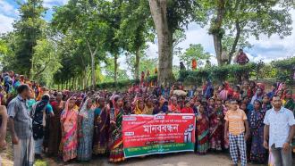 ভূমির অধিকার ও মজুরি বাড়ানোর দাবিতে চা-শ্রমিকদের বিক্ষোভ ও মানববন্ধন