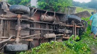 পটিয়ায় মিনিবাস খাদে পড়ে ১০ যাত্রী আহত