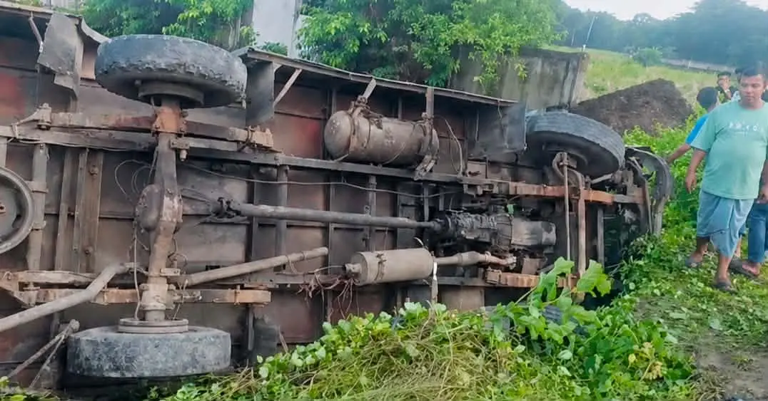 পটিয়ায় মিনিবাস খাদে পড়ে ১০ যাত্রী আহত