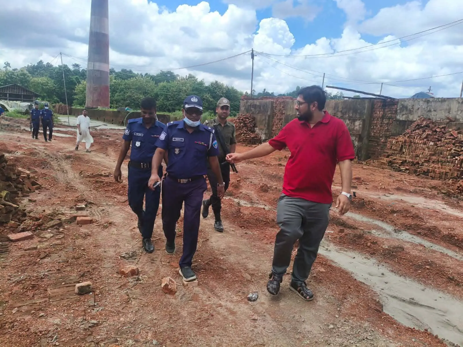 সংবাদ প্রকাশের পর লামার ফাইতংয়ে অবৈধভাবে পাহাড় কাটায় ৫ ইটভাটাকে সাড়ে ৩ লাখ টাকা জরিমানা
