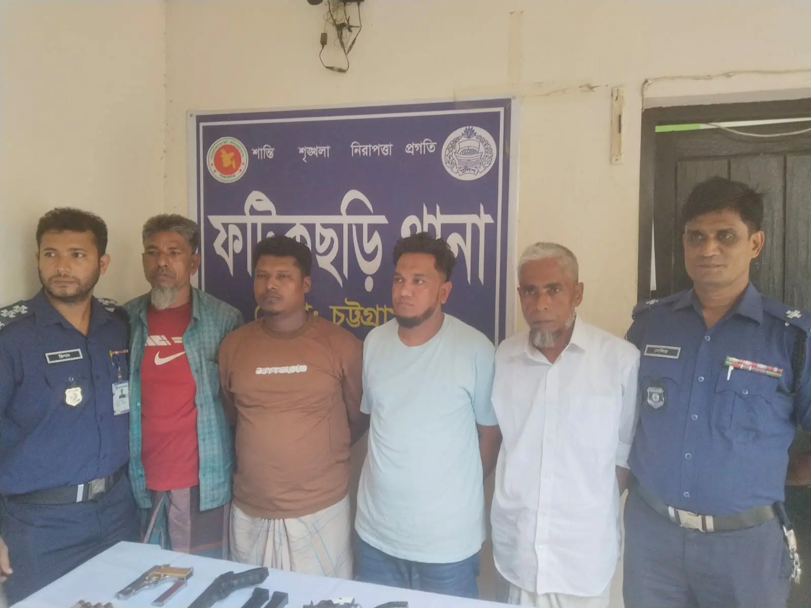 ফটিকছড়িতে পুলিশ-সন্ত্রাসী বন্দুকযুদ্ধ, কালা মোবারকসহ গ্রেপ্তার ৪ আগ্নেয়াস্ত্র ও গুলি উদ্ধার