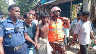 ফটিকছড়িতে বিদ্যুৎ টাওয়ারের চূড়ায় যুবক, ৬ ঘণ্টা পর নামলেন নিজেই
