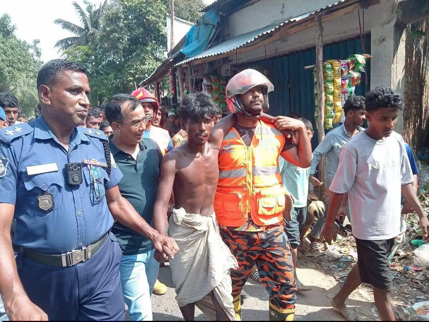 ফটিকছড়িতে বিদ্যুৎ টাওয়ারের চূড়ায় যুবক, ৬ ঘণ্টা পর নামলেন নিজেই