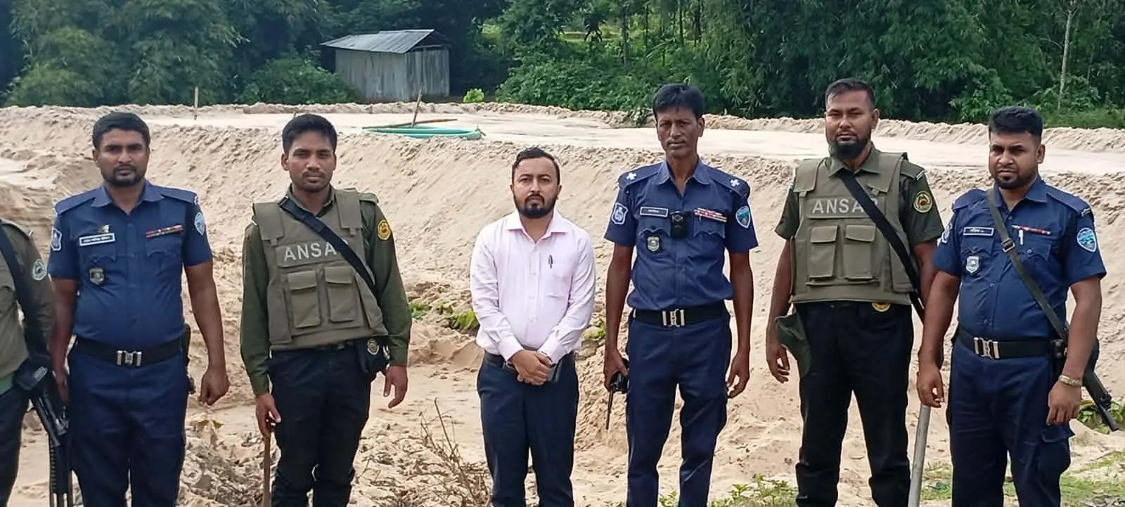 ফটিকছড়ির কুতুবছড়িতে বালু লুট, অভিযানে ড্রেজার জব্দ