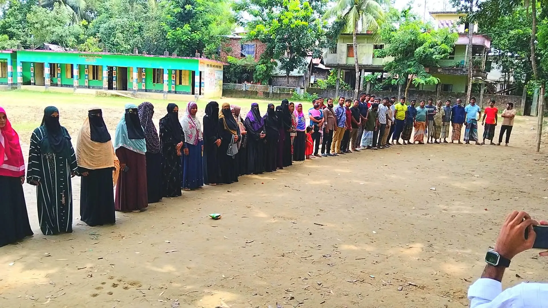 বিদ্যালয়ের নির্বাচিত সভাপতিকে দায়িত্ব পালনে প্রধান শিক্ষকের বাধা, প্রতিবাদে মানববন্ধন